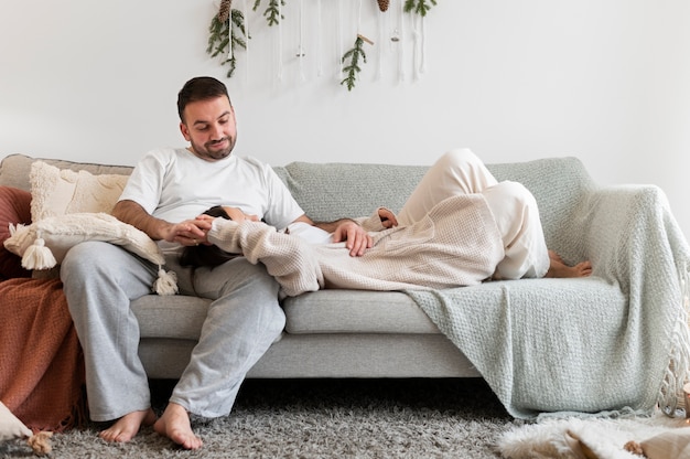 Coppia che si gode lo stile di vita a casa d'inverno