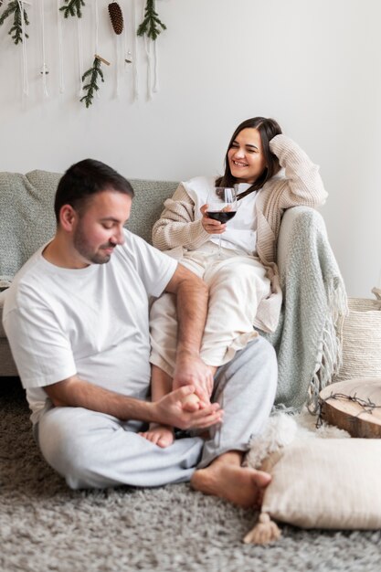 Coppia che si gode lo stile di vita a casa d'inverno