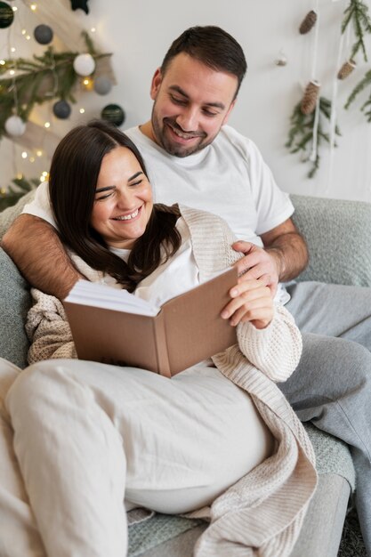 Coppia che si gode lo stile di vita a casa d'inverno