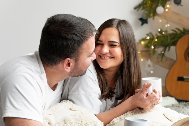 Coppia che si gode lo stile di vita a casa d'inverno