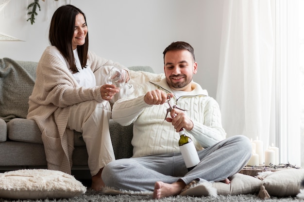 Coppia che si gode lo stile di vita a casa d'inverno