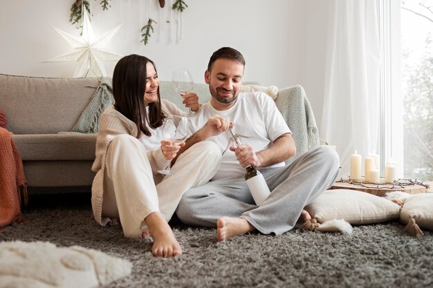 Coppia che si gode lo stile di vita a casa d'inverno