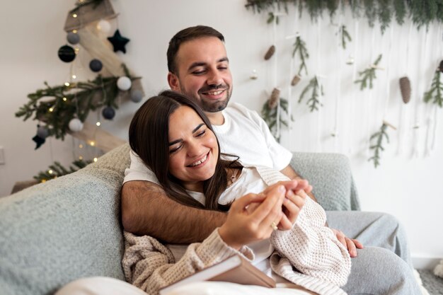 Coppia che si gode lo stile di vita a casa d'inverno