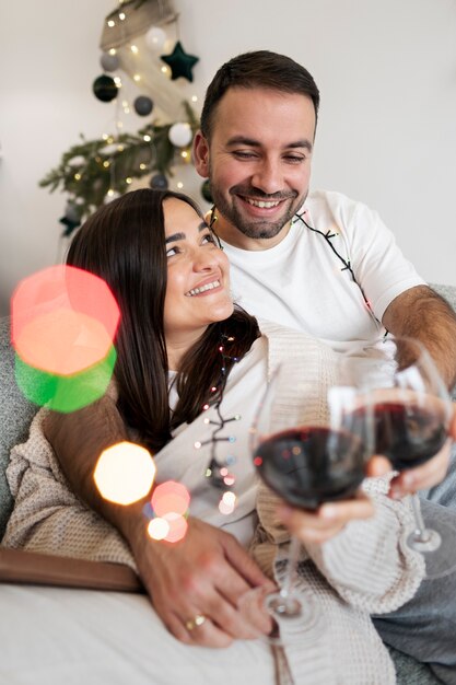 Coppia che si gode lo stile di vita a casa d'inverno