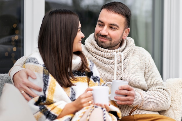 Coppia che si gode lo stile di vita a casa d'inverno