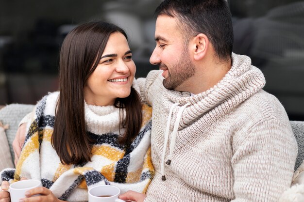 Coppia che si gode lo stile di vita a casa d'inverno