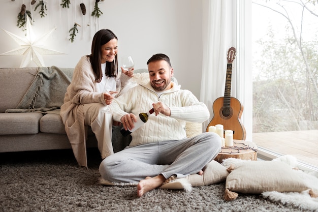 Coppia che si gode lo stile di vita a casa d'inverno