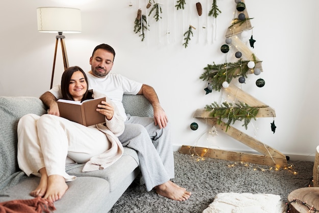 Coppia che si gode lo stile di vita a casa d'inverno