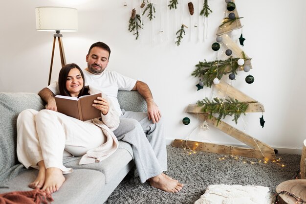 Coppia che si gode lo stile di vita a casa d'inverno