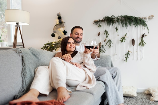 Coppia che si gode lo stile di vita a casa d'inverno