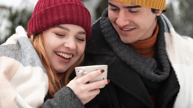 Coppia con abiti invernali trascorrere del tempo all'aperto primo piano