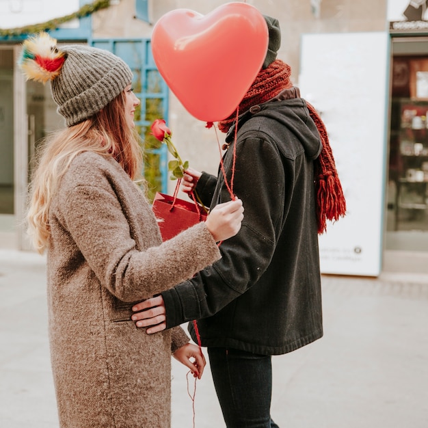 Coppia con regali romantici