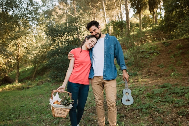 Coppia con un picnic