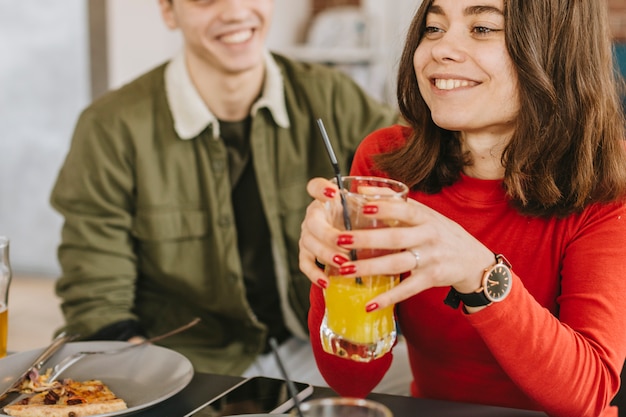 Coppia con un succo d&#39;arancia in un ristorante