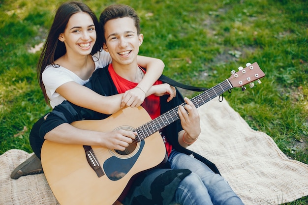 Coppia con una chitarra