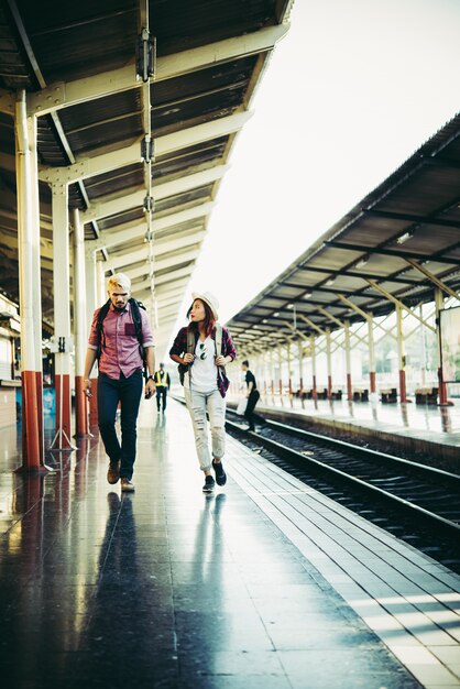 Coppia concetto di vacanza: Giovane coppia hipster in stazione ferroviaria.