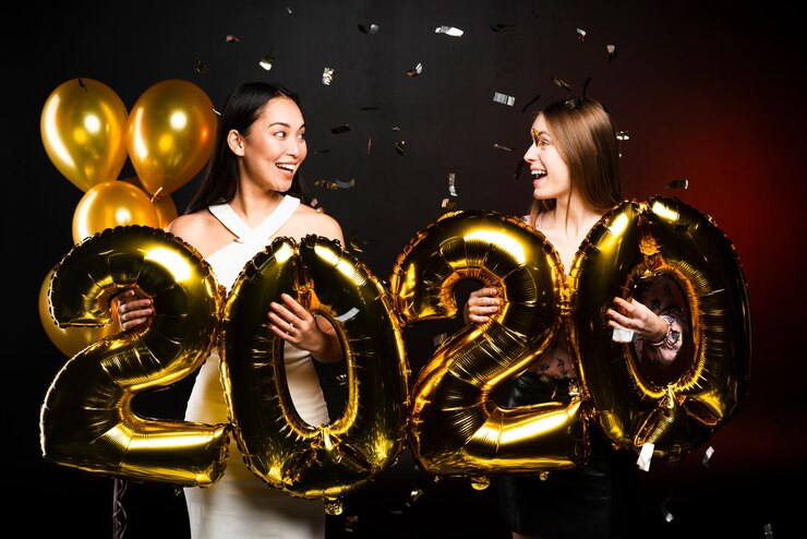 Foto gratuito coppia di amici che si guardano alla festa di capodanno