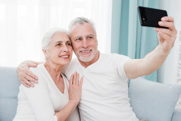 Coppia di anziani facendo un selfie