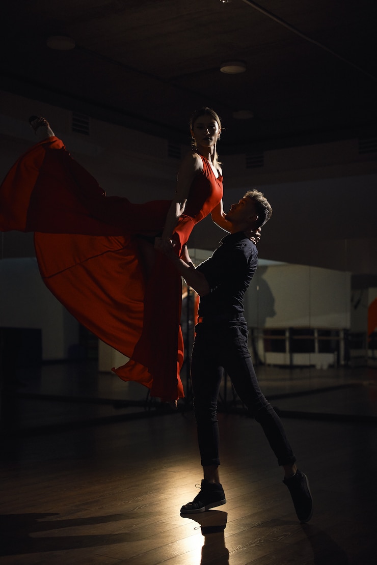 Foto gratuito coppia di danza della passione, salto della donna