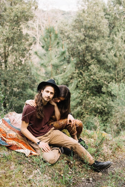 Coppia di escursionista in amore seduto in natura