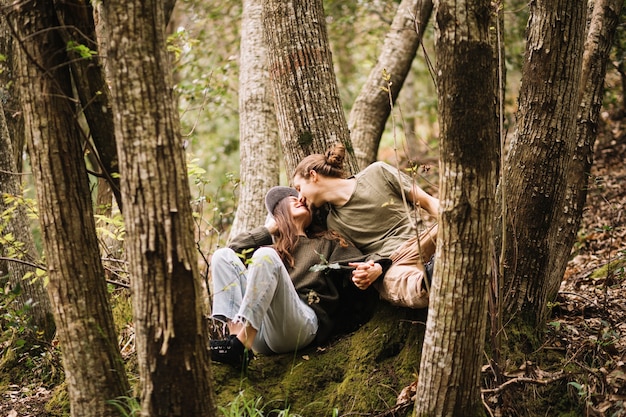 Coppia di escursionista in amore seduto in natura