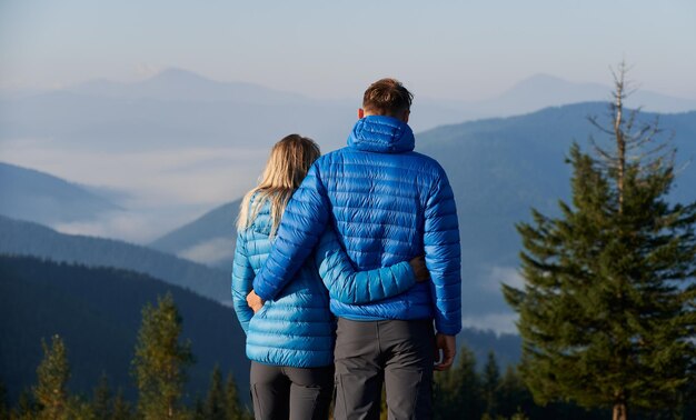 Coppia di famiglia che ammira lo splendido scenario di montagna