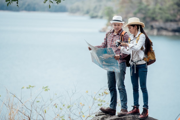 Coppia di famiglia che viaggiano insieme