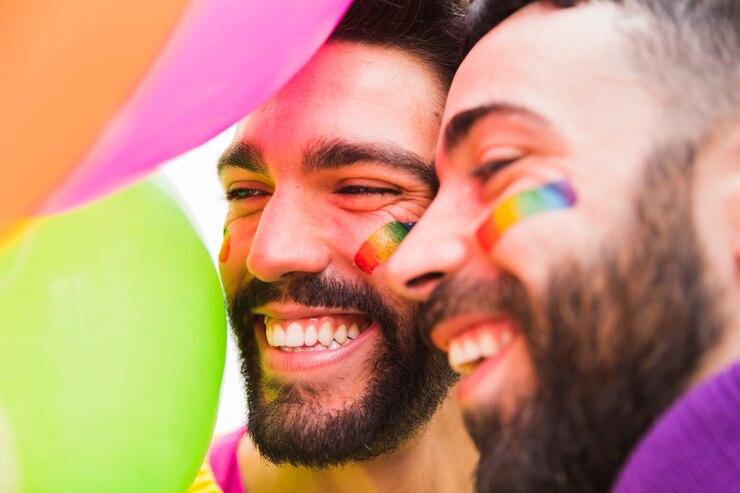 Foto gratuito coppia di gay barbuti che ridono