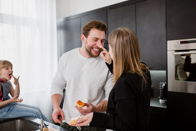 Coppia di innamorati cucinare e divertirsi