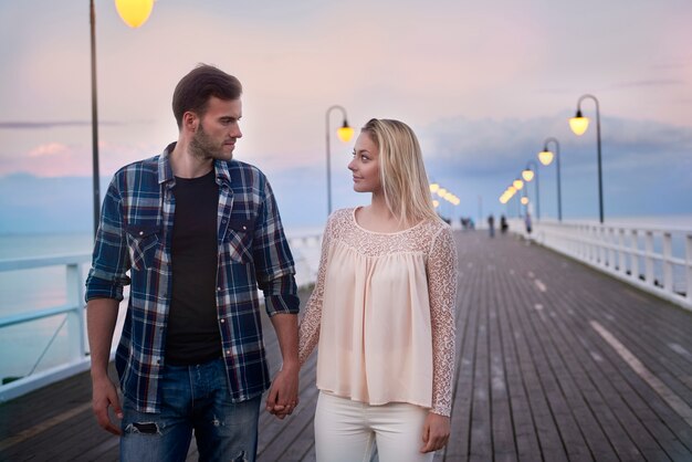 Coppia di innamorati durante la romantica passeggiata sul molo