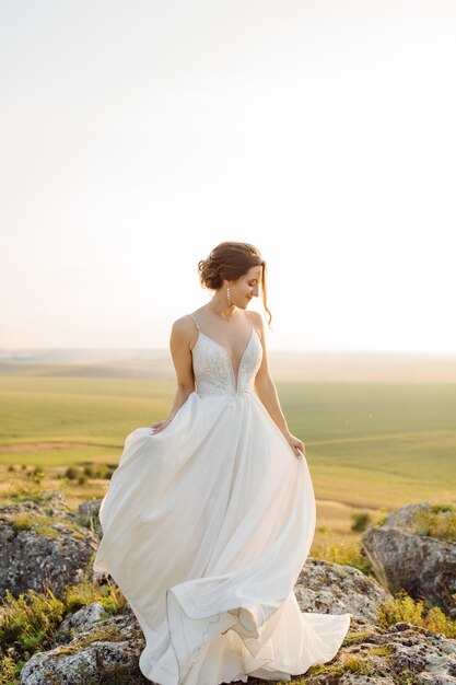 Coppia di innamorati matrimonio sposini fuori al tramonto in una bella giornata estiva