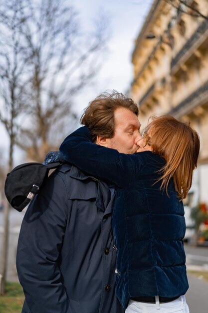 Coppia di innamorati per strada abbracci e baci. Parigi.