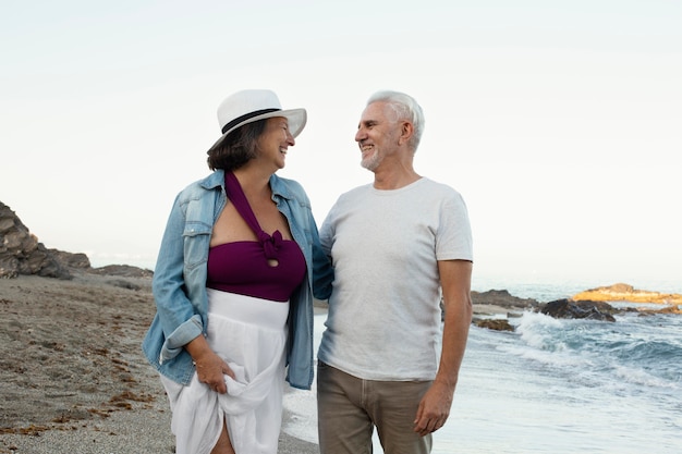 Coppia di innamorati senior che trascorrono del tempo insieme in spiaggia