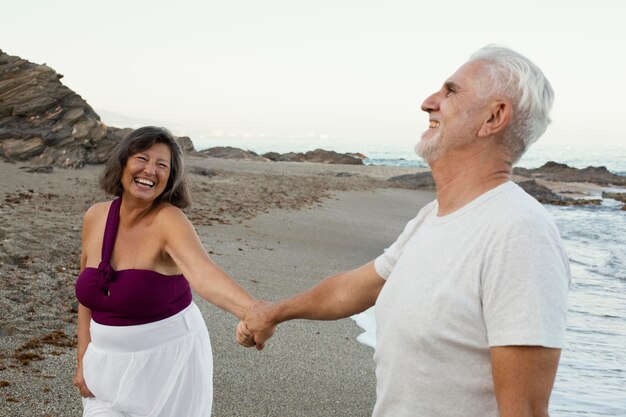 Coppia di innamorati senior che trascorrono del tempo insieme in spiaggia