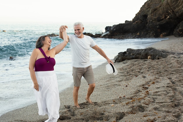 Coppia di innamorati senior che trascorrono del tempo insieme in spiaggia