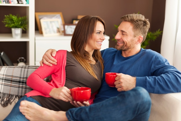 Coppia di innamorati trascorrere del tempo insieme a casa