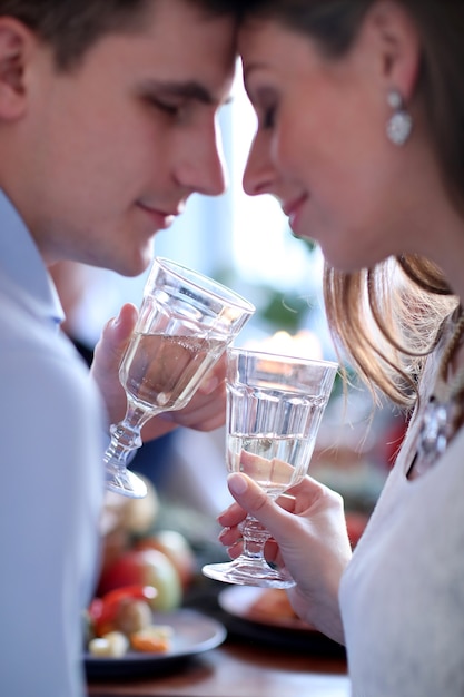 Coppia di Natale bevendo champagne