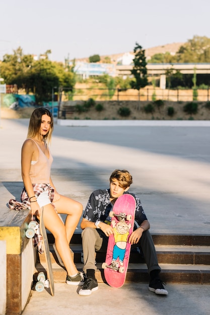 Coppia di skater alla moda