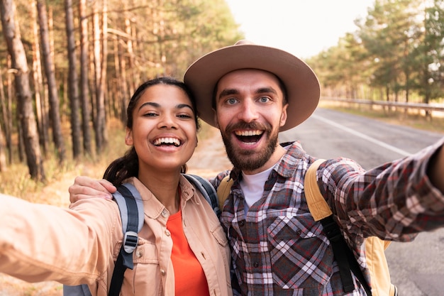 Coppia di smiley prendendo un selfie durante il viaggio