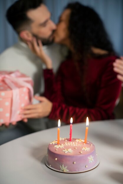 Coppia di tiro medio che festeggia il compleanno