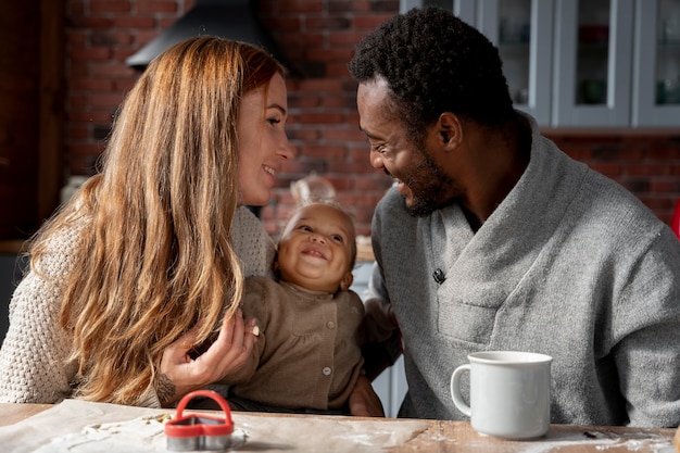 Coppia di tiro medio con bambino