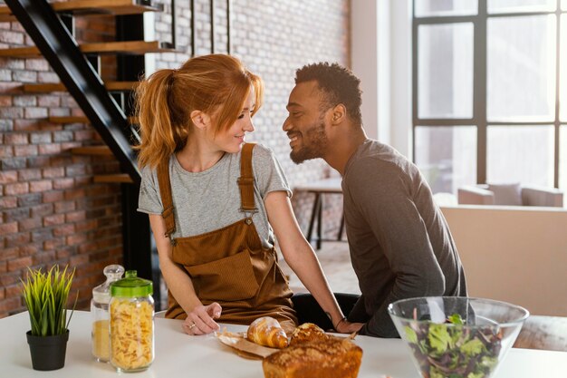 Coppia di tiro medio con il cibo