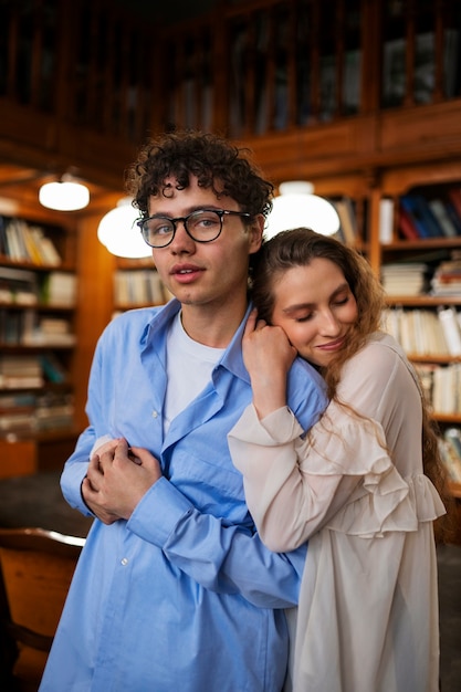 Coppia di tiro medio con un appuntamento in libreria