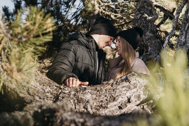 Coppia di tiro medio essendo romantica