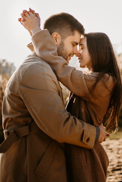 Coppia di tiro medio essendo romantica