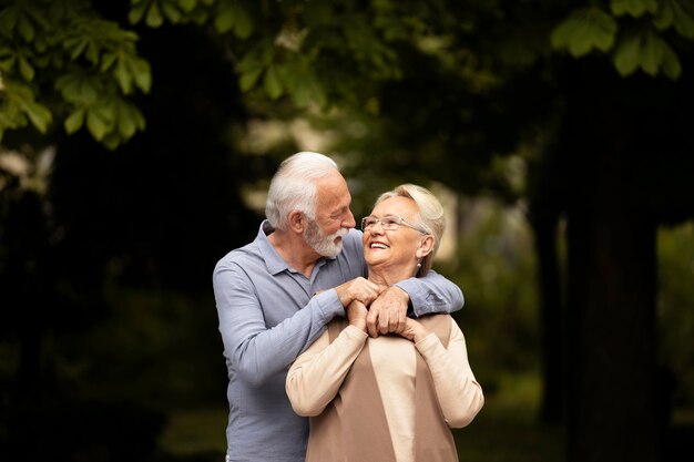 Coppia di tiro medio essendo romantica