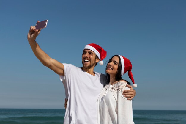 Coppia di tiro medio prendendo selfie