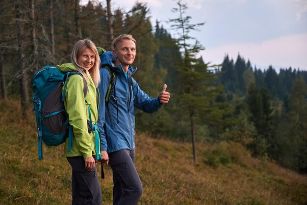 Coppia di viaggiatori in famiglia che fanno escursioni in montagna