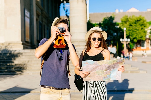 Coppia di visite turistiche e scattare foto