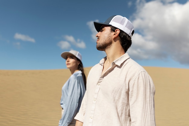 Coppia di vista laterale che indossa cappelli da camionista